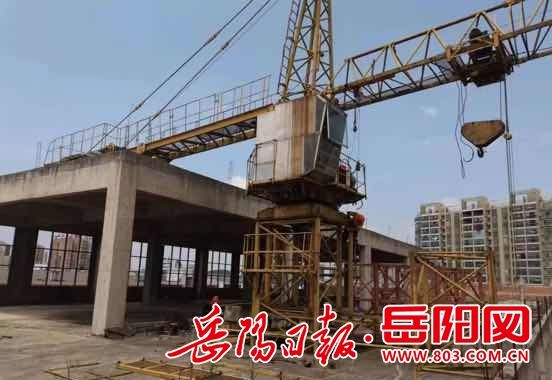 华容县成功拆除存在重大事故隐患的闲置建筑塔吊